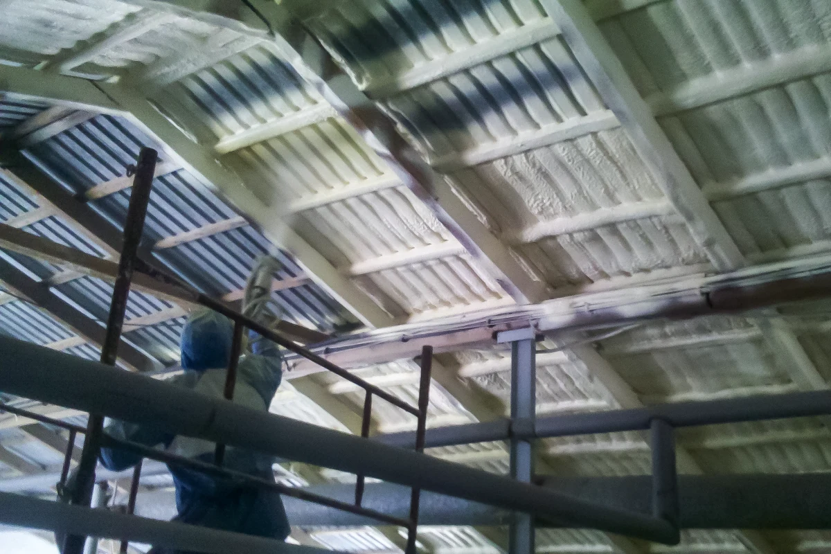 Pianka PUR zamkniętokomórkowa - izolacja hali